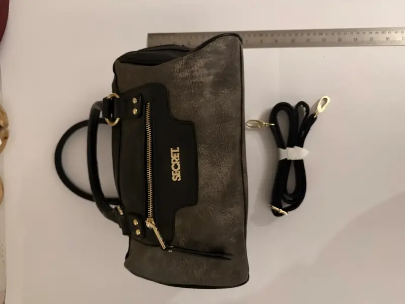 Bolso de mano negro con detalles dorados - 2