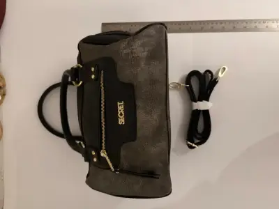 Bolso de mano negro con detalles dorados - miniatura 2