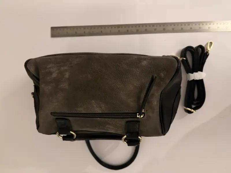 Bolso de mano negro con detalles dorados - 1