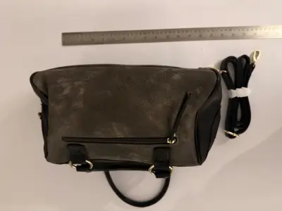 Bolso de mano negro con detalles dorados - miniatura 1