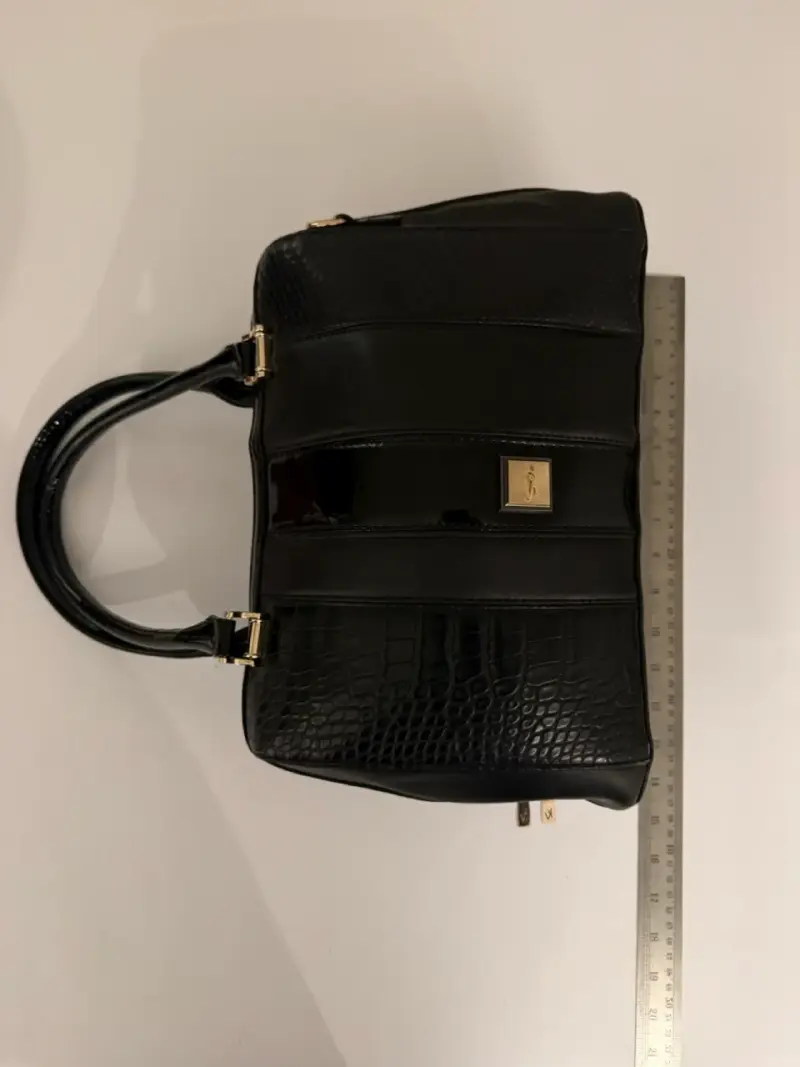 Bolso de mano negro con detalles dorados - 2
