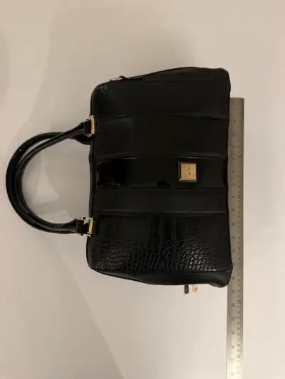 Bolso de mano negro con detalles dorados - miniatura 2