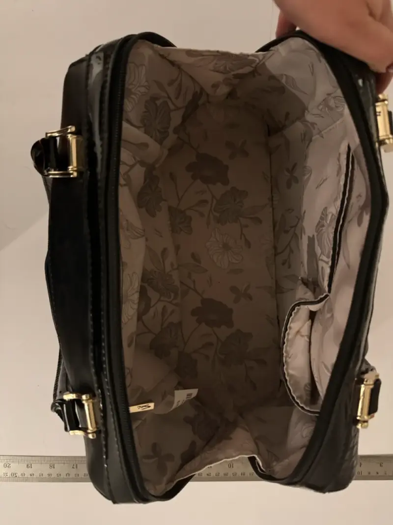 Bolso de mano negro con detalles dorados - 4