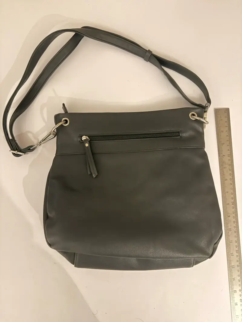 Bolso bandolera negra con cierre frontal - 1
