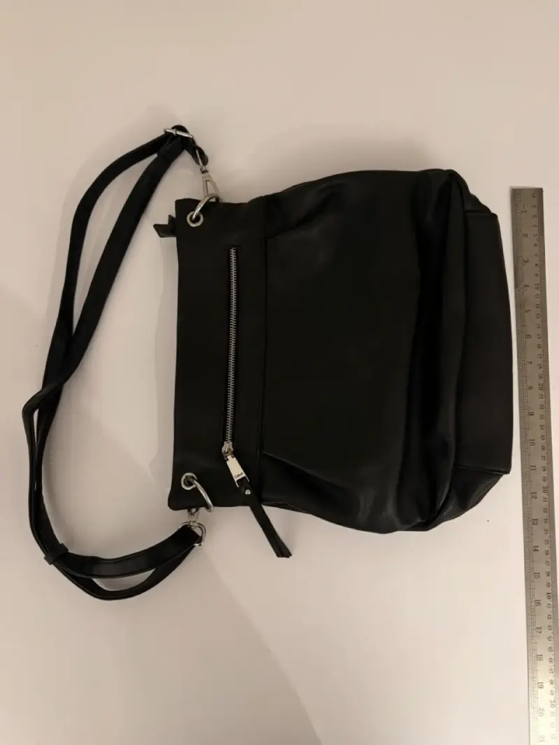 Bolso bandolera negra con cierre frontal - 2