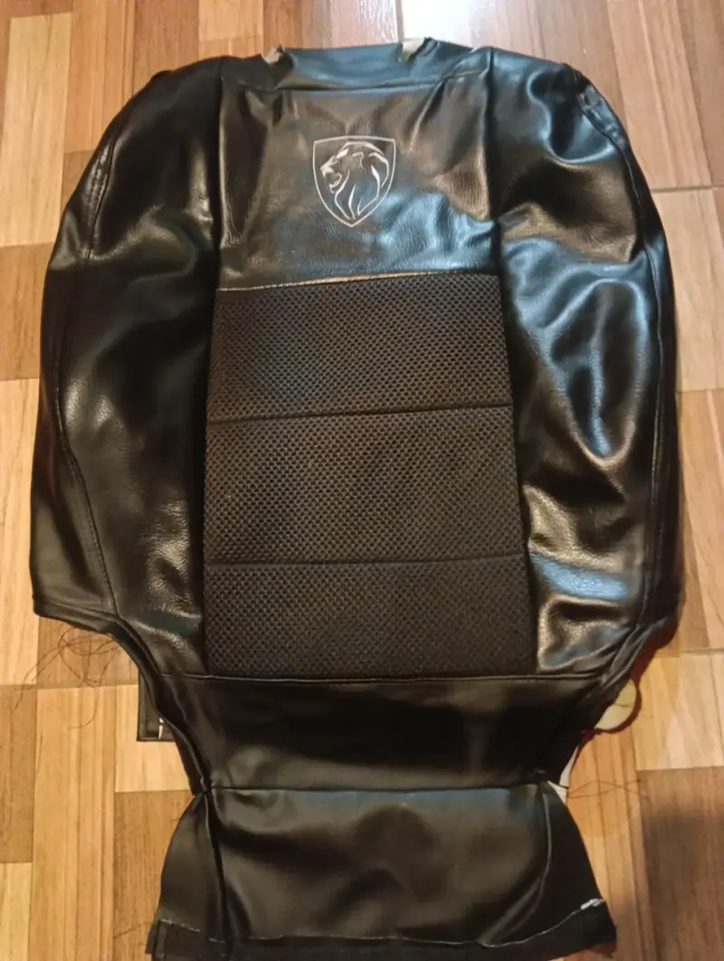 Funda de asiento de auto negra con diseño de león