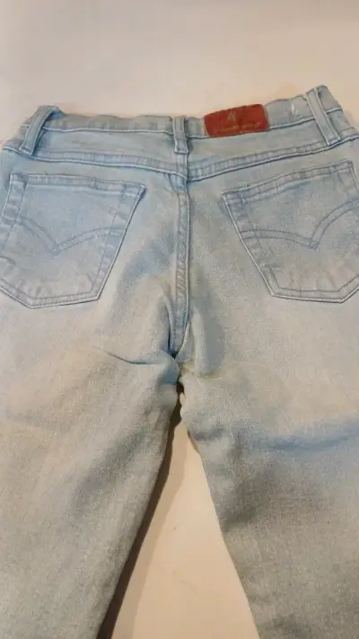 Jeans de mezclilla azul claro para mujer - miniatura 3
