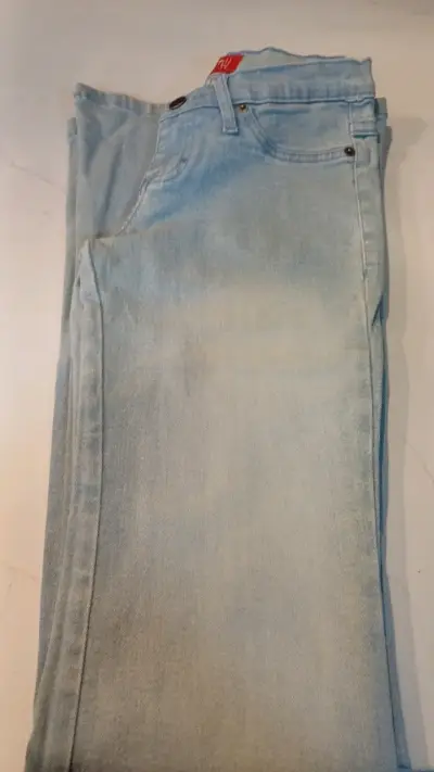 Jeans de mezclilla azul claro para mujer - miniatura 4