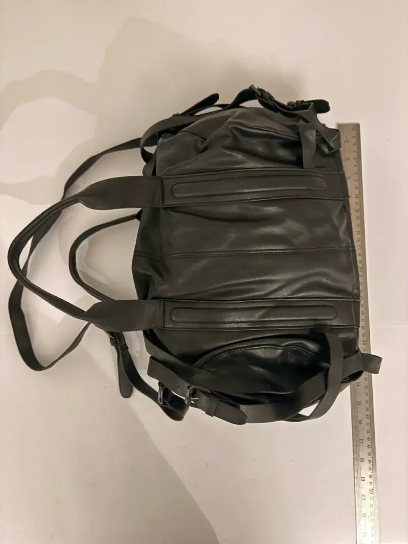 Bolso negro con correas ajustables - 1