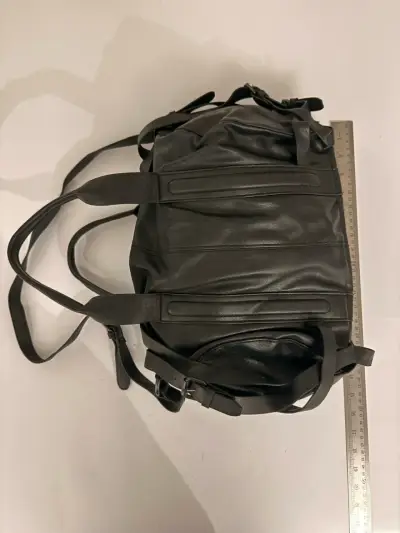 Bolso  negro con correas ajustables - miniatura 1