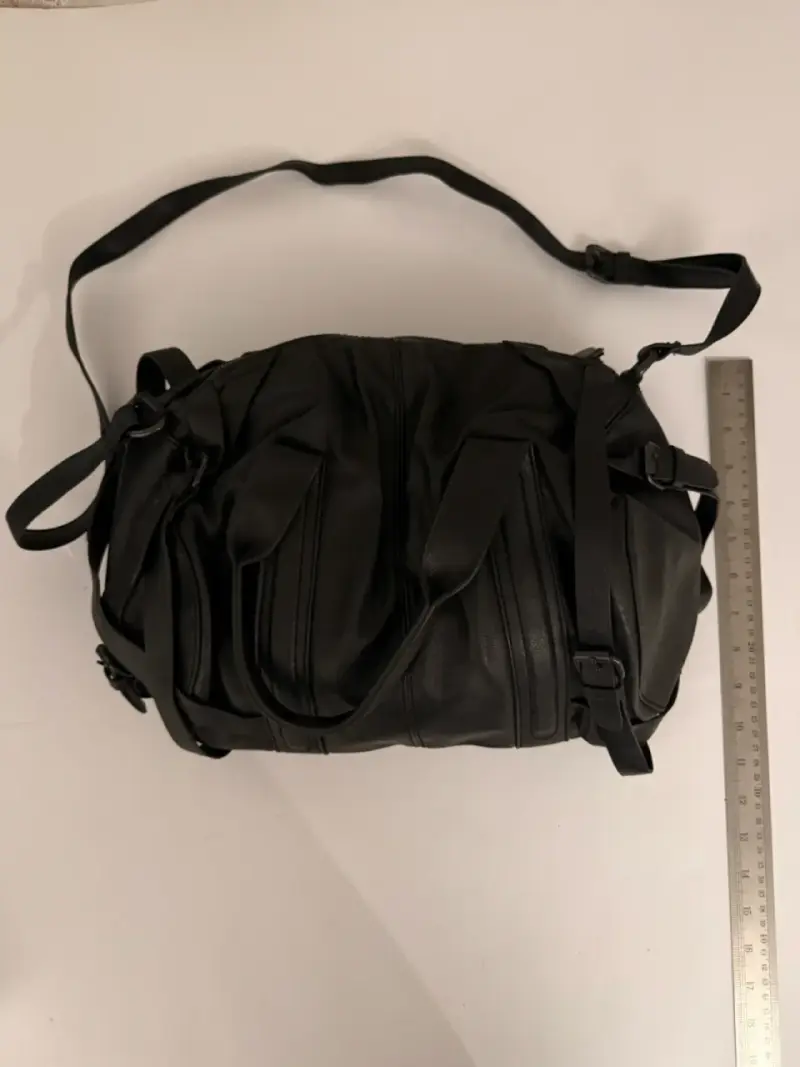Bolso negro con correas ajustables - 2