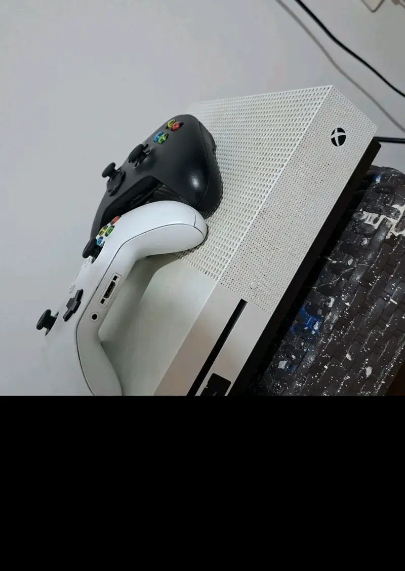 Consola Xbox One S con dos controles - 1
