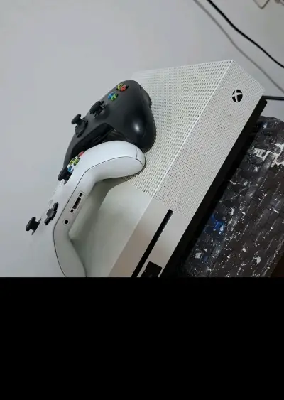 Consola Xbox One S con dos controles - miniatura 1