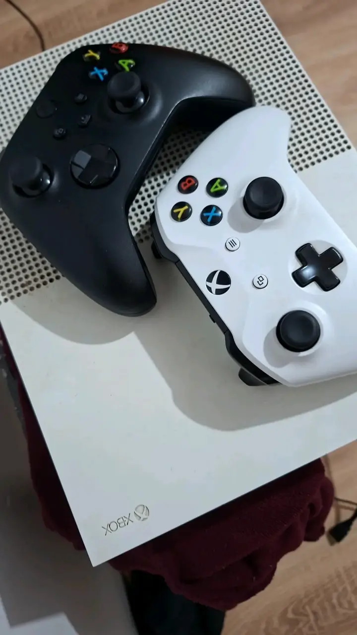 Consola Xbox One S con dos controles - 2