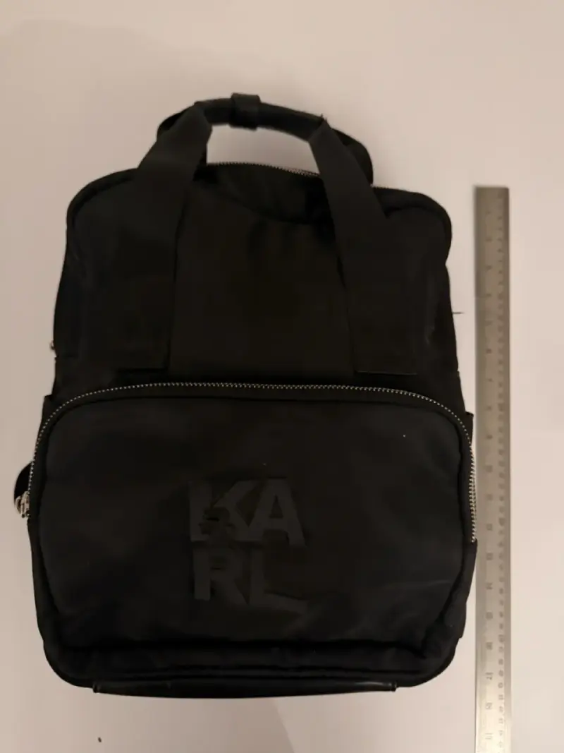 Mochila negra Karl Lagerfeld con diseño moderno