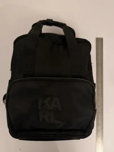 Mochila negra Karl Lagerfeld con diseño moderno - miniatura 1