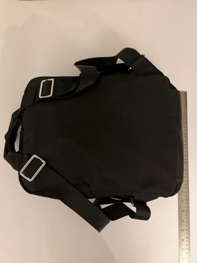 Mochila negra Karl Lagerfeld con diseño moderno - 2