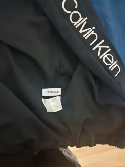 Chaqueta negra Calvin Klein repelente al agua - miniatura 1