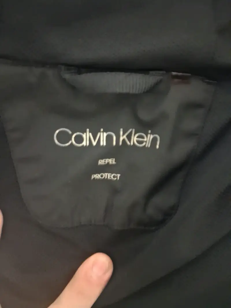 Chaqueta negra Calvin Klein repelente al agua - 2