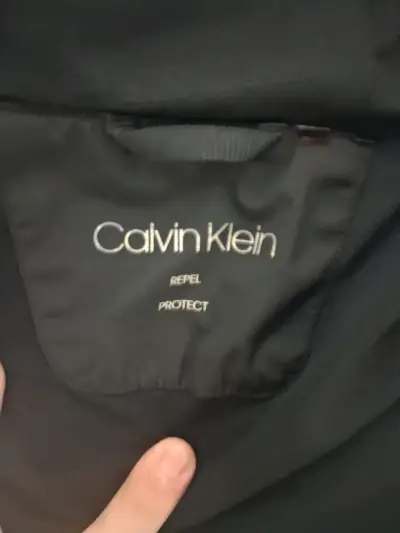 Chaqueta negra Calvin Klein repelente al agua - miniatura 2
