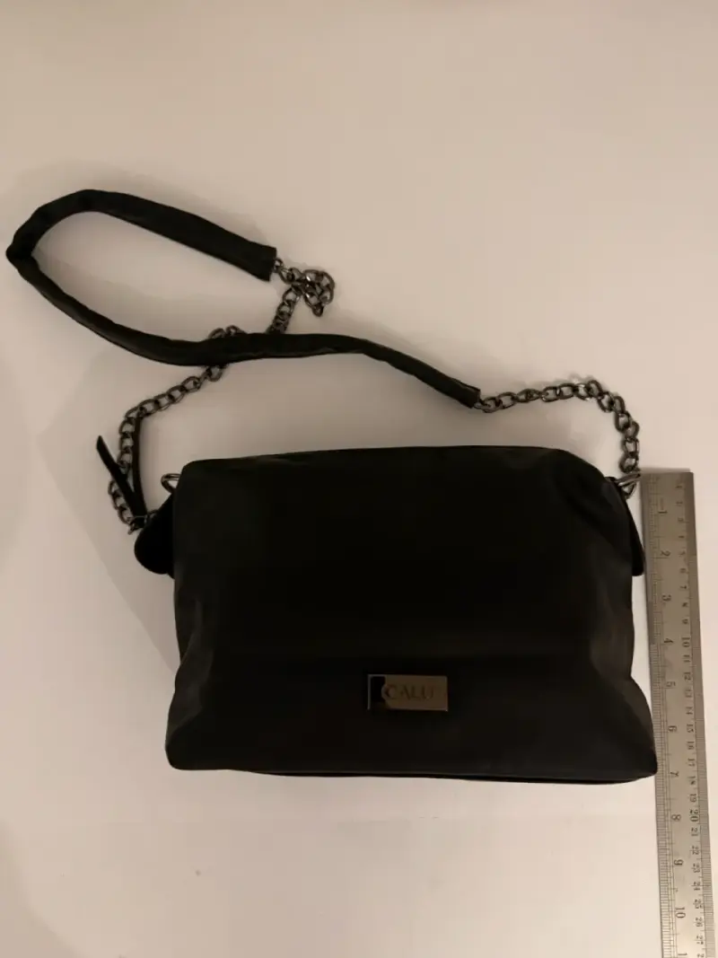Cartera negra  con cadena metálica