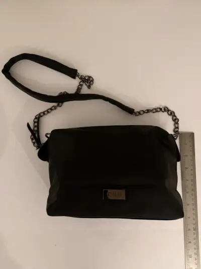 Cartera negra  con cadena metálica - miniatura 1