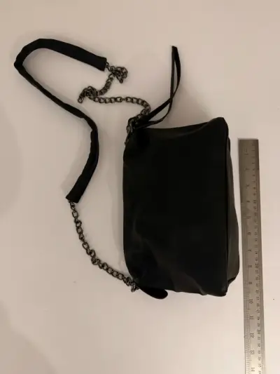 Cartera negra  con cadena metálica - miniatura 2