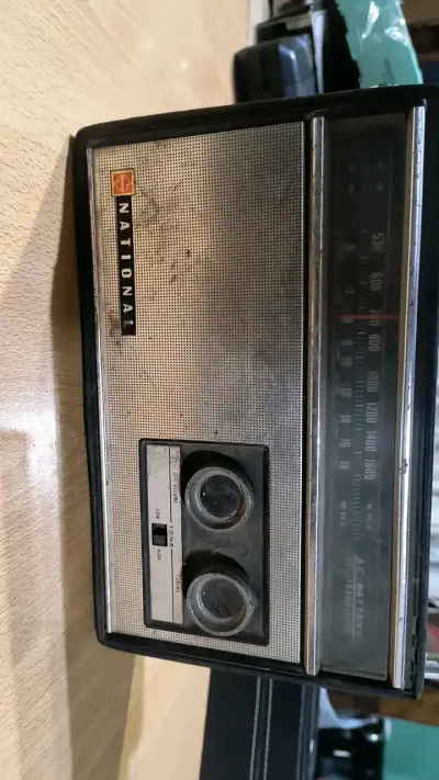 Radio vintage National AM/FM portátil - miniatura 1
