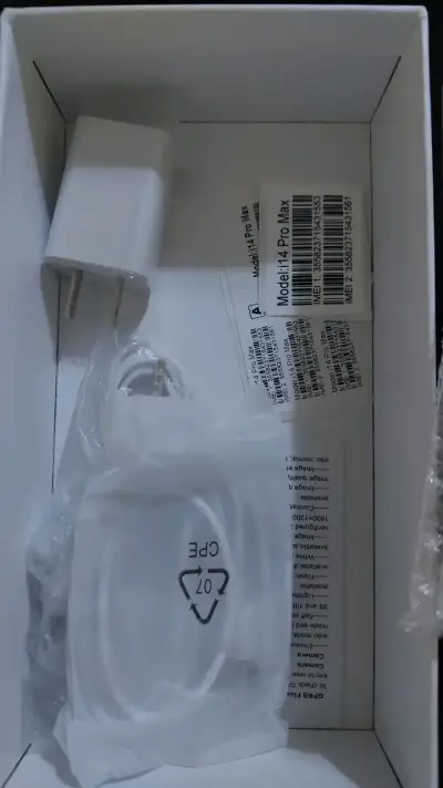 Replica IPhone 14 Pro Max con accesorios - miniatura 1