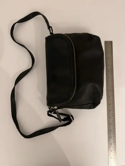 Bolso bandolera negro de material sintético - miniatura 2
