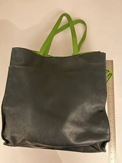 Bolso de cuero negro con asas verdes - miniatura 1