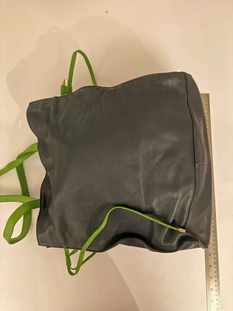 Bolso de cuero negro con asas verdes - 2