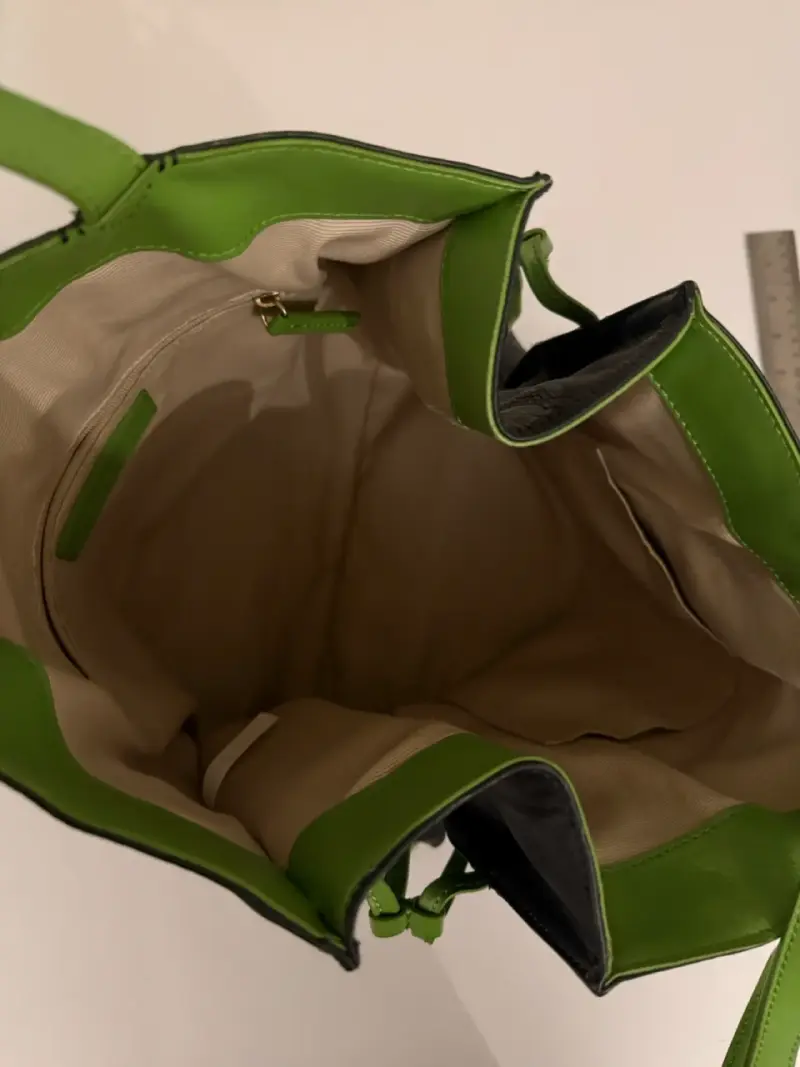 Bolso de cuero negro con asas verdes - 3