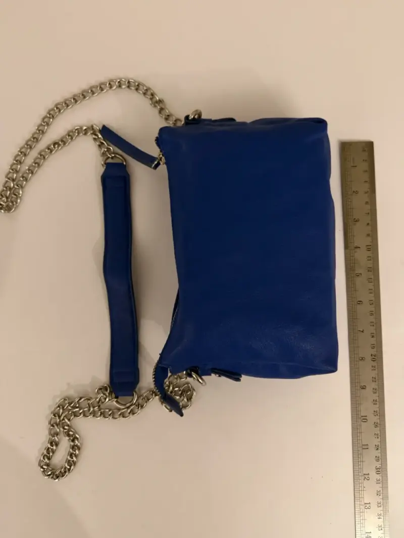 Cartera azul con cadena metálica