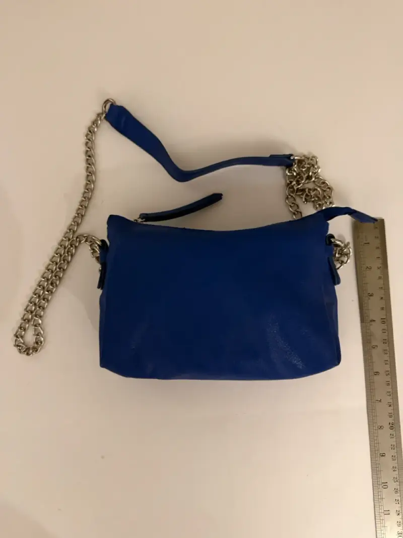 Cartera azul con cadena metálica - 2