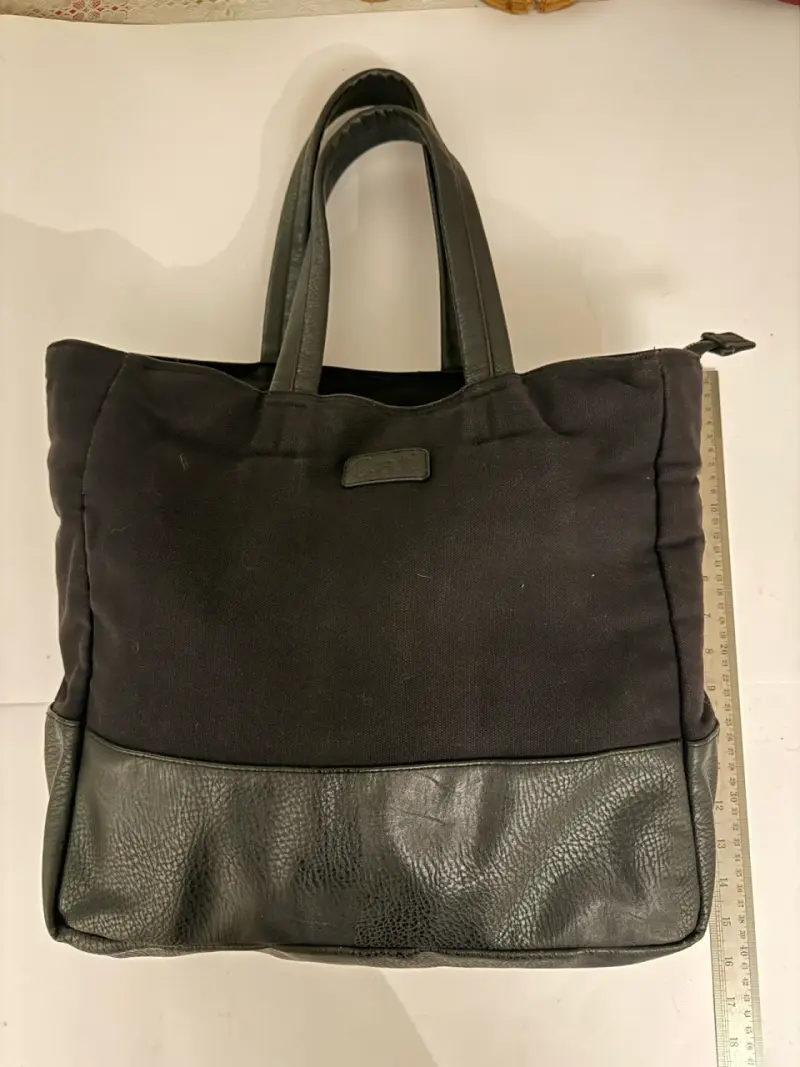 Bolso tote negro con detalles de cuero - 1
