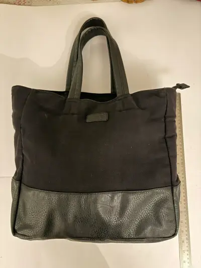 Bolso tote negro con detalles de cuero - miniatura 1