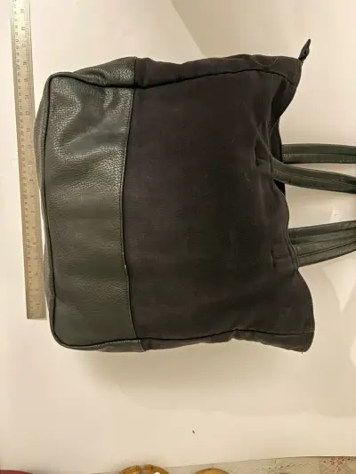 Bolso tote negro con detalles de cuero - miniatura 2