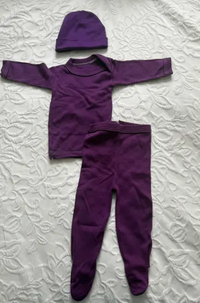 Conjunto de bebé morado con gorro - miniatura 1