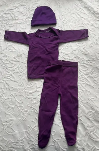 Conjunto de bebé morado con gorro - miniatura 2