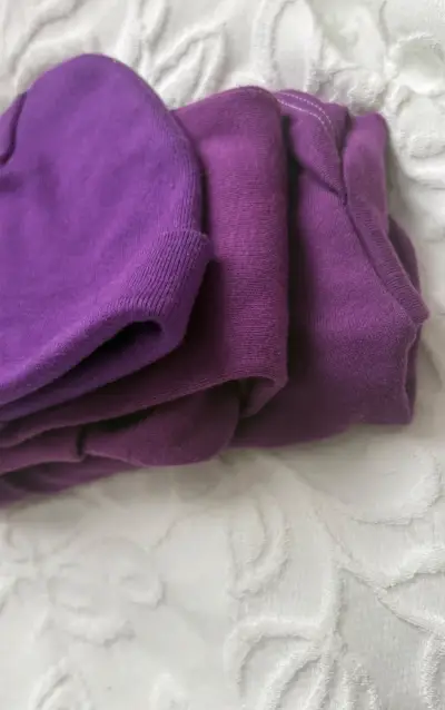 Conjunto de bebé morado con gorro - miniatura 3