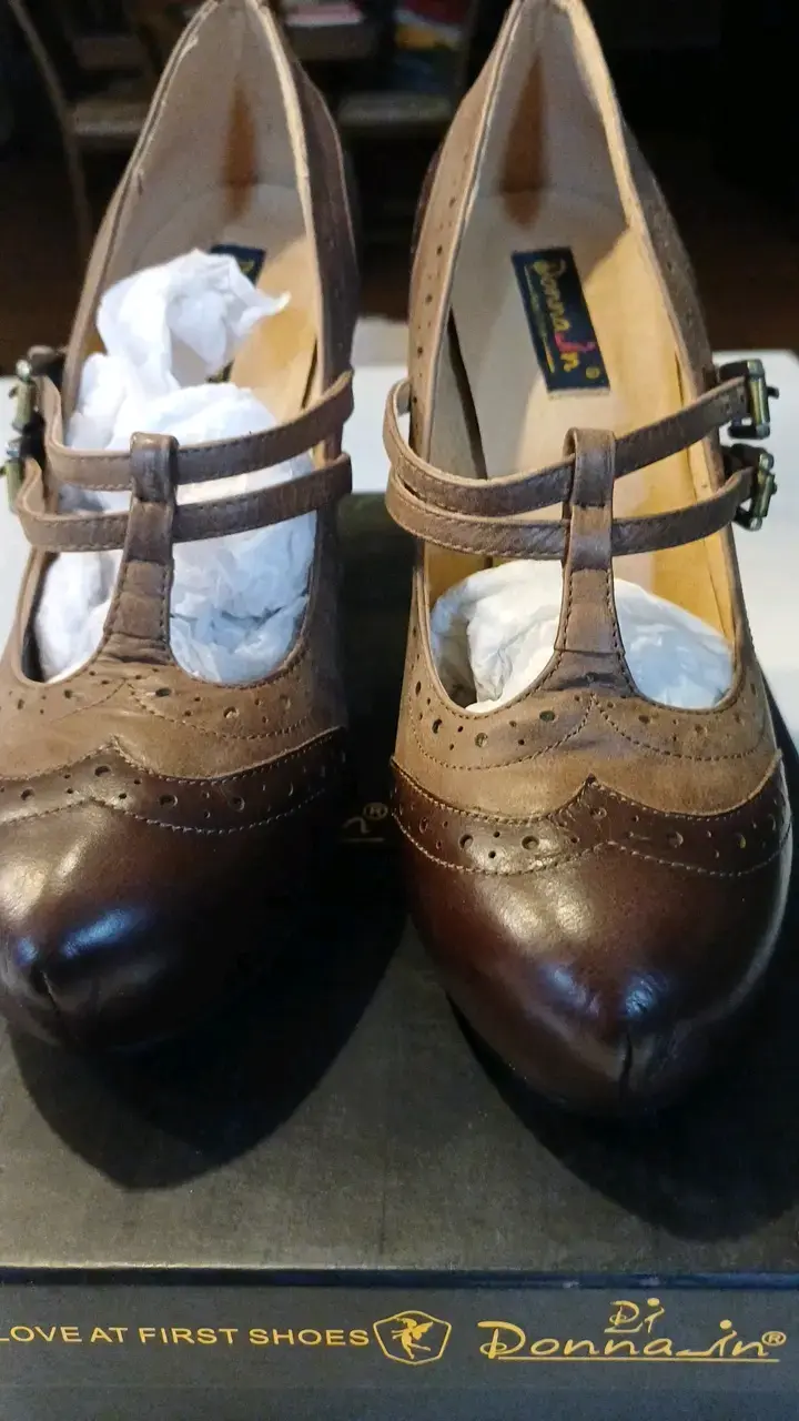 Zapatos de tacón marrones con hebillas Donna In