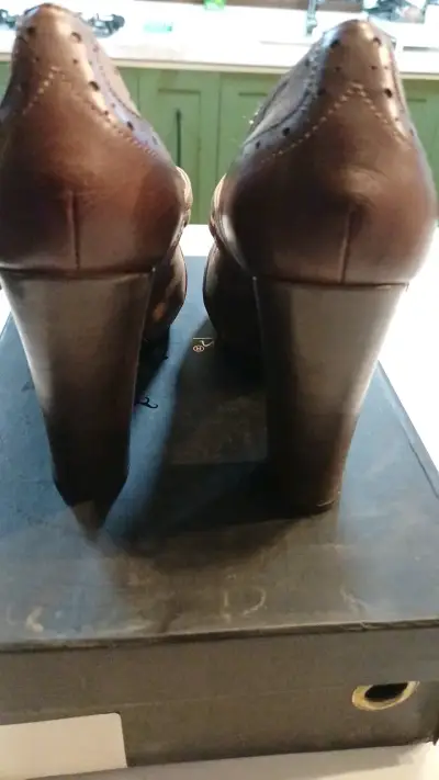 Zapatos de tacón marrones con hebillas Donna In - miniatura 2