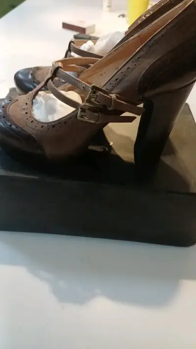 Zapatos de tacón marrones con hebillas Donna In - miniatura 3