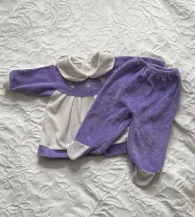 Conjunto de bebé morado con detalles blancos - miniatura 1