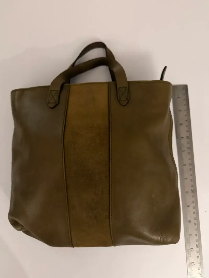 Bolso  marrón con asas cortas