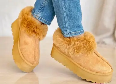 Botas de gamuza con hebillas y forro de piel - miniatura 1