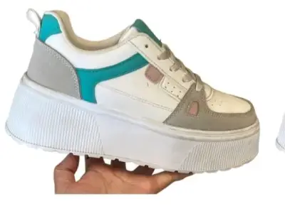 Botas de gamuza con hebillas y forro de piel - miniatura 2