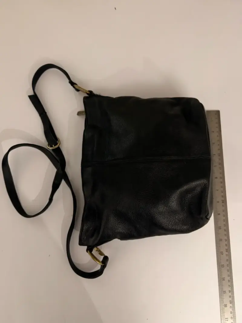 Cartera de cuero negra con correa ajustable