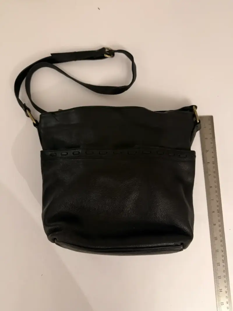 Cartera de cuero negra con correa ajustable - 3